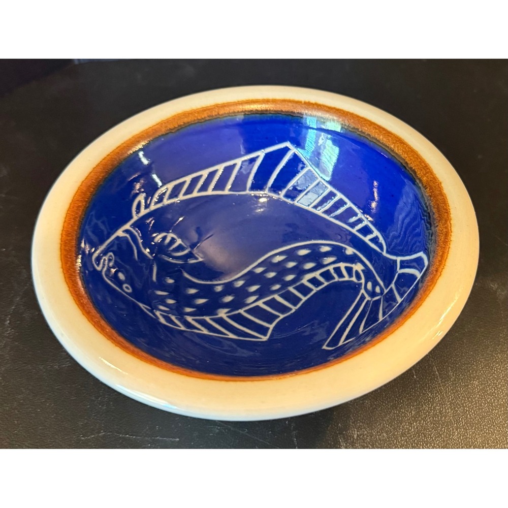 Ahna Iredale‎ Studio Pottery Bowl Blue White Sgraffito Fish Alaska Artist 6"
